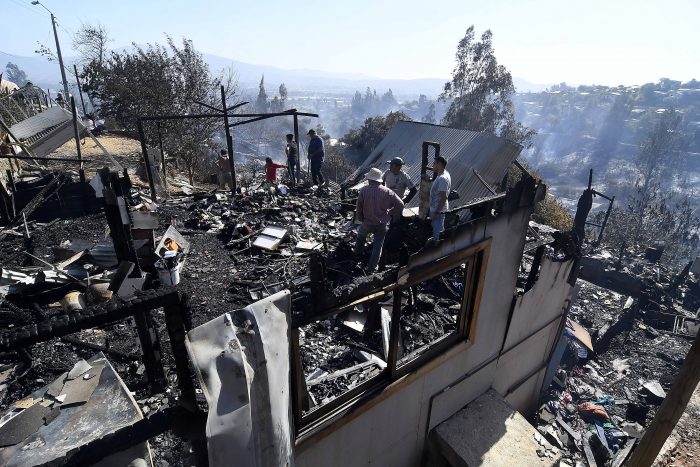 Incendio forestal en Limache ha destruido cerca de 50 casas Incendio forestal en Limache ha destruido cerca de 50 casas