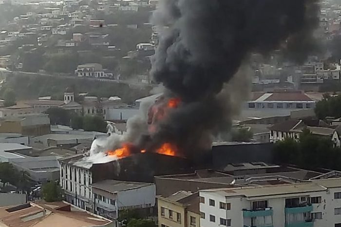Gran incendio afectó casona en Valparaíso Gran incendio afectó casona en Valparaíso