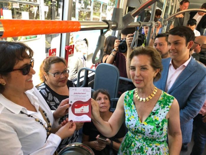 Ministra de Transportes es increpada por taxistas tras mostrar apoyo a Uber y Cabify Ministra de Transportes es increpada por taxistas tras mostrar apoyo a Uber y Cabify