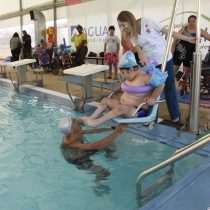 Solo 10 comunas de la RM cuentan con sillas hidráulicas en piscinas municipales