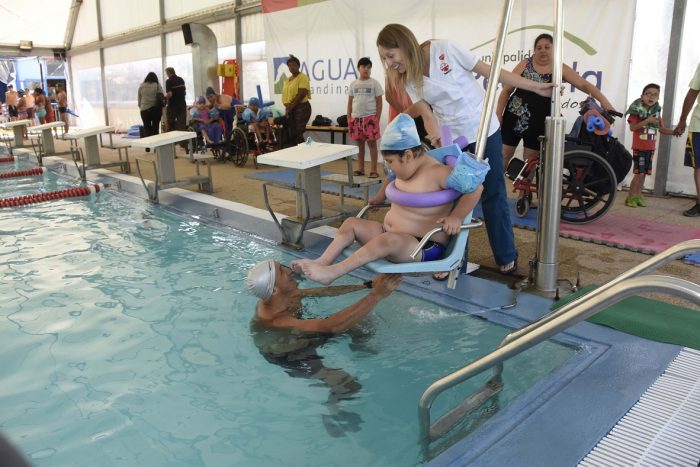 Solo 10 comunas de la RM cuentan con sillas hidráulicas en piscinas municipales Solo 10 comunas de la RM cuentan con sillas hidráulicas en piscinas municipales