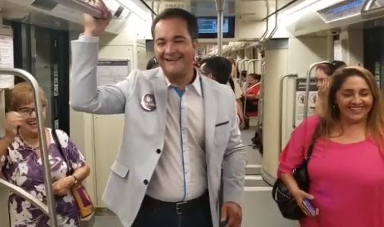 René de la Vega inaugura la nueva estación Conchalí cantando “Chica Rica” René de la Vega inaugura la nueva estación Conchalí cantando “Chica Rica”
