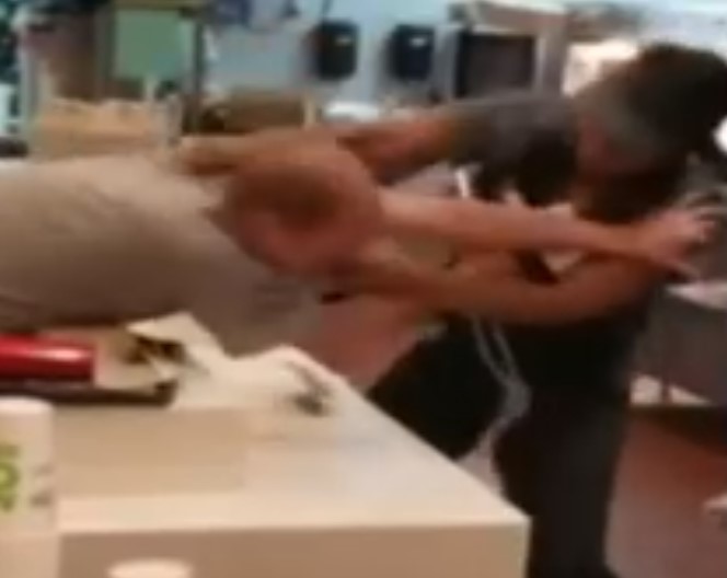 Nuevo y violento enfrentamiento entre un cliente y una empleada de McDonald’s Nuevo y violento enfrentamiento entre un cliente y una empleada de McDonald's