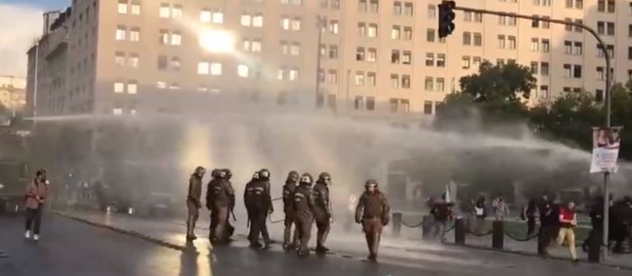 Carabineros dispersa violentamente manifestación en memoria de Camilo Catrillanca Carabineros dispersa violentamente manifestación en memoria de Camilo Catrillanca