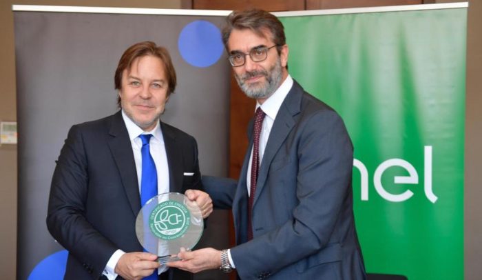 Enel Distribución entrega sello verde a Turner Chile por uso de energías renovables en sus instalaciones Enel Distribución entrega sello verde a Turner Chile por uso de energías renovables en sus instalaciones
