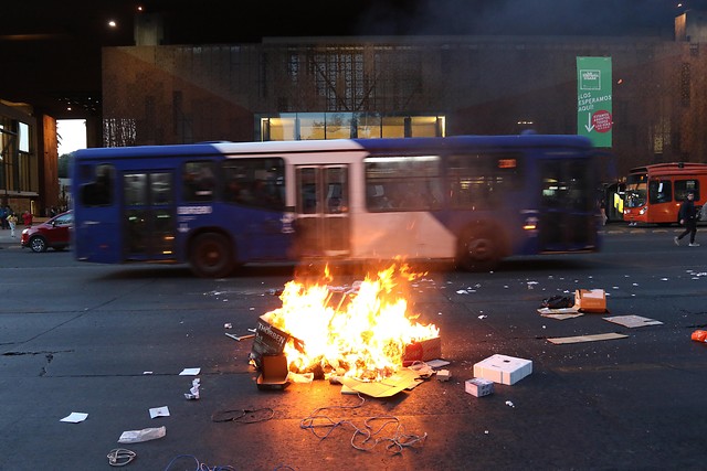 Manifestantes encienden barricadas en Plaza Italia para exigir renuncia de Chadwick Manifestantes encienden barricadas en Plaza Italia para exigir renuncia de Chadwick
