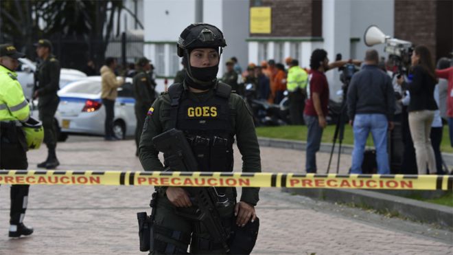 Escuela de Policía Santander: al menos 5 muertos al explotar un carro bomba en Bogotá Escuela de Policía Santander: al menos 5 muertos al explotar un carro bomba en Bogotá