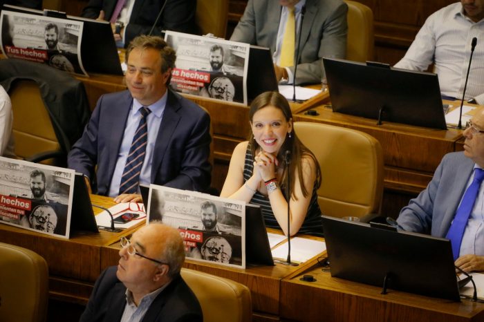 Camila Flores defiende el busto del ex integrante de la Junta Militar, José Toribio Merino Camila Flores defiende el busto del ex integrante de la Junta Militar, José Toribio Merino