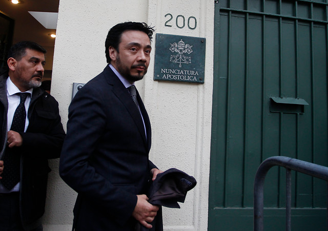 “Te mando una fotico de este cuerpazo”: la denuncia que pesa sobre el ex secretario del nuncio apostólico en Chile “Te mando una fotico de este cuerpazo”: la denuncia que pesa sobre el ex secretario del nuncio apostólico en Chile