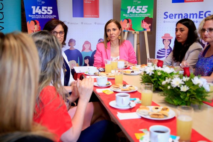 Ministra Plá lanza nuevo fono de orientación para la violencia contra las mujeres Ministra Plá lanza nuevo fono de orientación para la violencia contra las mujeres
