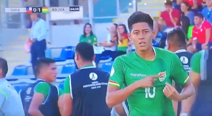 Reivindicación marítima: jugador boliviano celebra nadando en empate contra Chile Reivindicación marítima: jugador boliviano celebra nadando en empate contra Chile