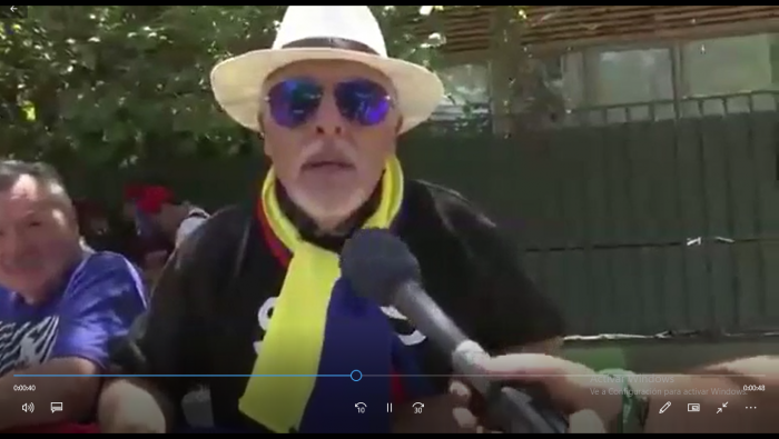 Chilenos celebran muertos en dictadura de Pinochet afuera de la embajada de Venezuela Chilenos celebran muertos en dictadura de Pinochet afuera de la embajada de Venezuela