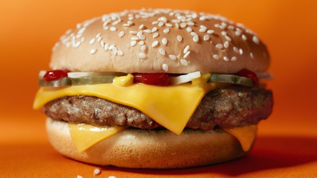 Cadena de hamburguesas marca el camino para un futuro con menos antibióticos