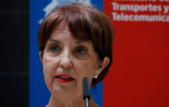 Ministra Hutt se deshace en explicaciones por alza de tarifas en el transporte público