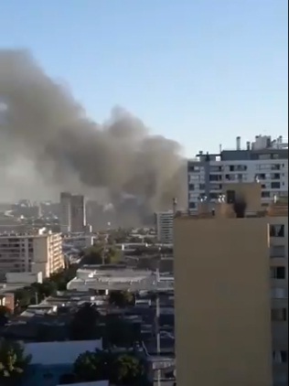 Incendio en Santiago Centro: Grandes nubes de humo se esparcen por la capital
