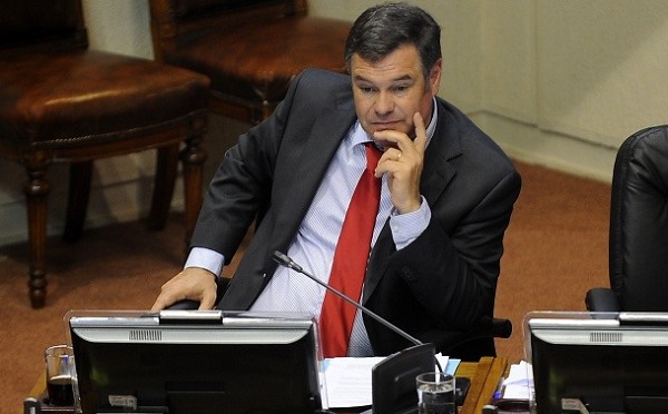 Ossandón en jaque: el dilema del senador RN para sobrevivir a JA Kast Ossandón en jaque: el dilema del senador RN para sobrevivir a JA Kast
