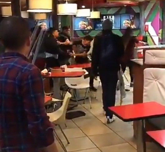 Brutal pelea en Viña involucra a tres jóvenes Brutal pelea en Viña involucra a tres jóvenes