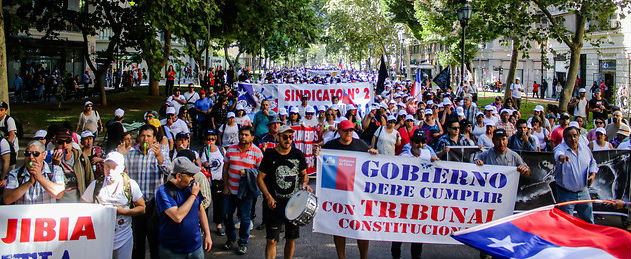 La “Guerra de la Jibia” llega a Santiago: pescadores industriales arribaron en caravana desde el sur y marchan a La Moneda La “Guerra de la Jibia” llega a Santiago: pescadores industriales arribaron en caravana desde el sur y marchan a La Moneda