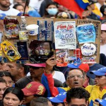 Venezuela: Habitantes de Los Teques cierran protesta con el Himno Nacional