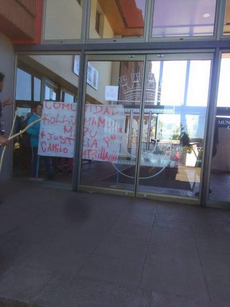 24 horas después del anuncio de “mano dura” del Gobierno, mapuches se toman Municipalidad de Collipulli 24 horas después del anuncio de “mano dura” del Gobierno, mapuches se toman Municipalidad de Collipulli