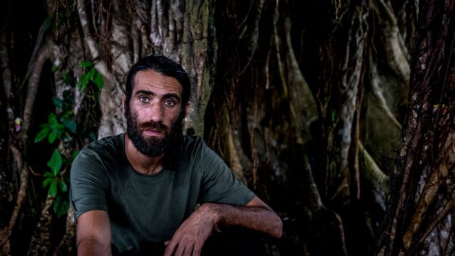 Behrouz Boochani: el refugiado que escribió un libro por WhatsApp y ganó el premio literario más prestigioso de Australia Behrouz Boochani: el refugiado que escribió un libro por WhatsApp y ganó el premio literario más prestigioso de Australia