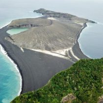 El misterioso lodo en una isla nueva del Pacífico que desconcierta a científicos de la NASA