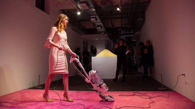 Ivanka Vacuuming: la polémica por la obra que representa la hija del presidente de Estados Unidos aspirando una alfombra