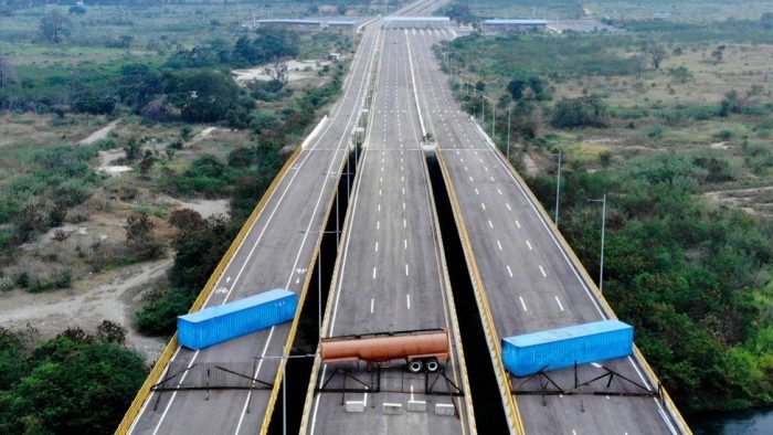 Maduro versus Guaidó: la impactante imagen que muestra el bloqueo del puente por el que se espera que ingrese la ayuda humanitaria a Venezuela