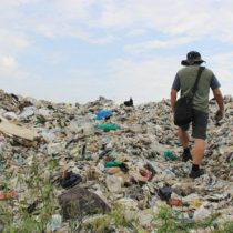 Contaminación por plástico: la ciudad asolada por 17.000 toneladas de basura llegada de todo el mundo