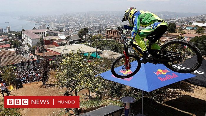 Así se siente el vertiginoso descenso a más de 60 kilómetros por hora por los cerros de Valparaíso Así se siente el vertiginoso descenso a más de 60 kilómetros por hora por los cerros de Valparaíso