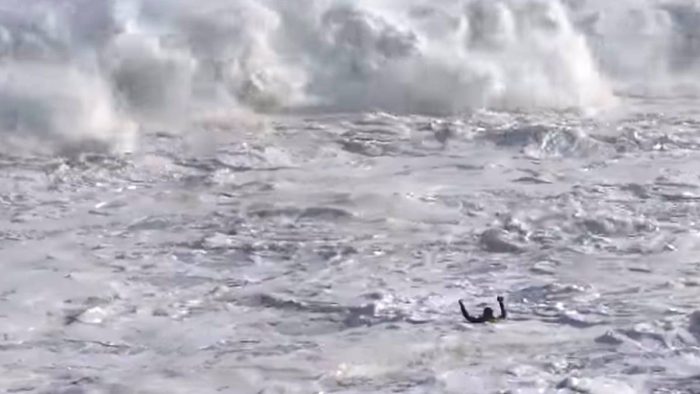 Surfista es rescatado de cinco olas gigantes seguidas en Portugal