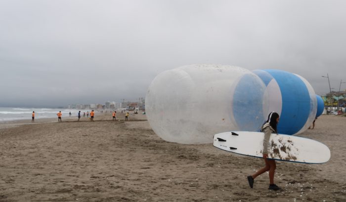 Botellas gigantes aparecen en playa de La Serena Botellas gigantes aparecen en playa de La Serena