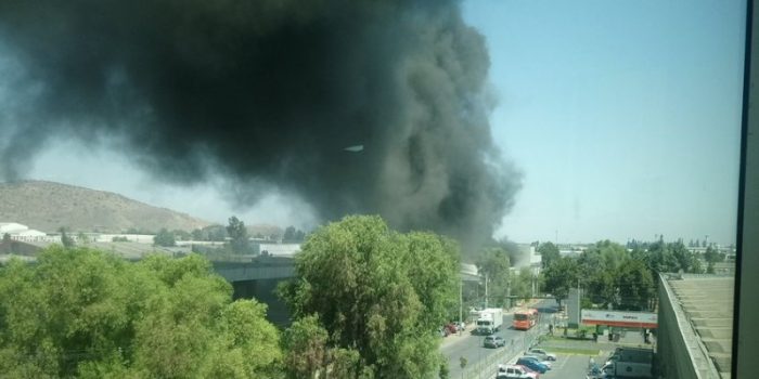 Incendio afecta a empresa en Quilicura