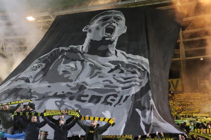 Hallan un cuerpo entre los escombros de la avioneta en el que viajaba futbolista argentino Emiliano Sala Hallan un cuerpo entre los escombros de la avioneta en el que viajaba futbolista argentino Emiliano Sala