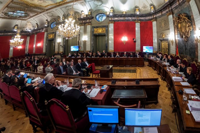 Histórico juicio contra separatistas catalanes comienza con acusaciones de “vulneración de derechos fundamentales” y protestas Histórico juicio contra separatistas catalanes comienza con acusaciones de “vulneración de derechos fundamentales” y protestas