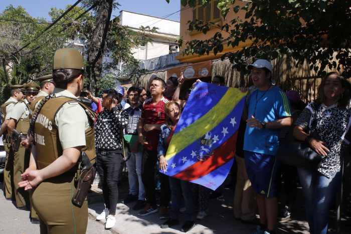 Juventud de la UDI descartó llevar al Tribunal Supremo a manifestante que lideró protestas frente a Embajada de Venezuela Juventud de la UDI descartó llevar al Tribunal Supremo a manifestante que lideró protestas frente a Embajada de Venezuela