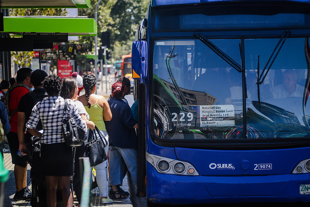 Con celular y “tarjeta bip familiar”: las nuevas formas de pago del transporte público de Santiago