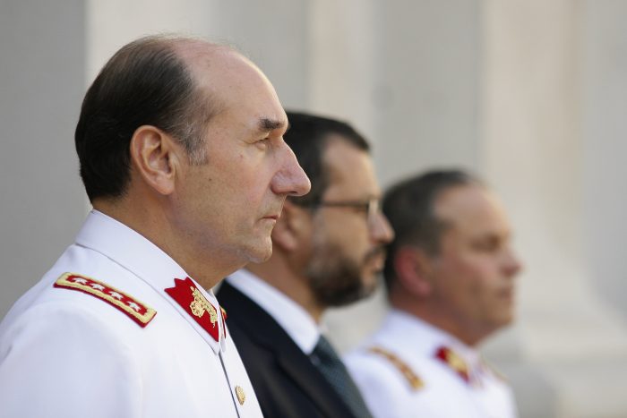 Otro ex comandante en jefe del Ejército en problemas: ministra Rutherford ordena detención de Juan Miguel Fuente-Alba Otro ex comandante en jefe del Ejército en problemas: ministra Rutherford ordena detención de Juan Miguel Fuente-Alba