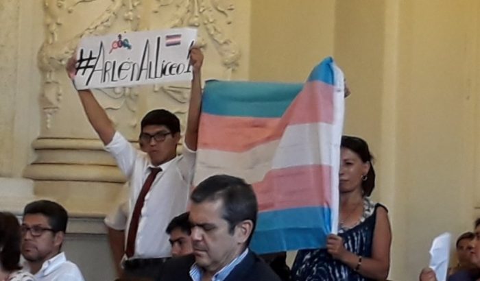 Caso Arlén Aliaga: ahora el Mineduc y la municipalidad de Santiago le dan todo su apoyo a la joven trans Caso Arlén Aliaga: ahora el Mineduc y la municipalidad de Santiago le dan todo su apoyo a la joven trans