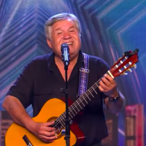 Músico chileno rinde homenaje a sus amigos asesinados durante la dictadura en popular programa ‘Got Talent’ España