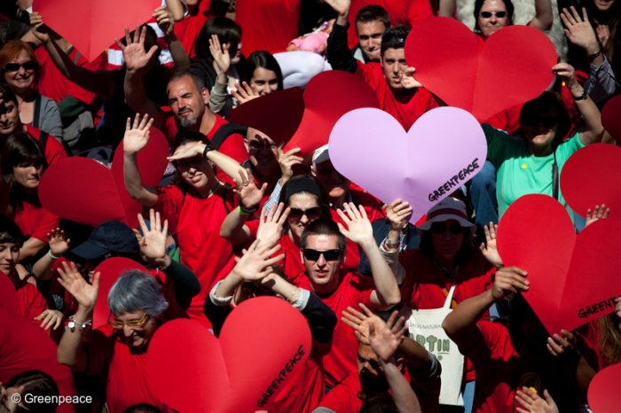 Greenpeace por el Día de los Enamorados: «Terminemos la relación tóxica que mantenemos con el plástico» Greenpeace por el Día de los Enamorados: