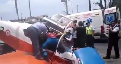 Avioneta militar cae en plena avenida en el centro de Lima Avioneta militar cae en plena avenida en el centro de Lima