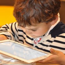 Infancia y uso del celular: ¿cómo y cuándo restringirlo?