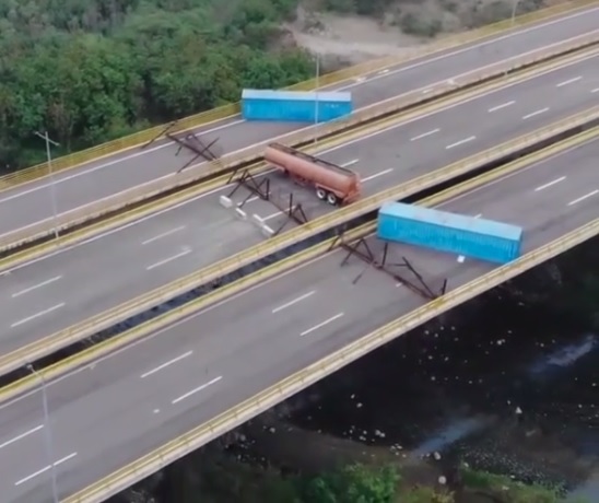 Gobierno de Maduro bloqueó el paso del puente binacional Tienditas