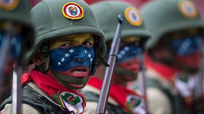 Todos miran a los militares en Venezuela Todos miran a los militares en Venezuela