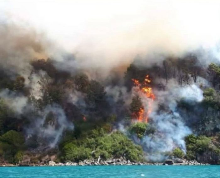 Alerta roja en Aysén: incendios amenazan sector de las Catedrales de Mármol Alerta roja en Aysén: incendios amenazan sector de las Catedrales de Mármol