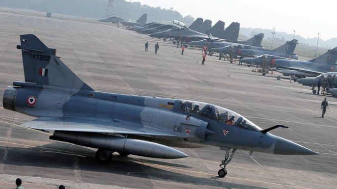 Conflicto por Cachemira: Pakistán derriba dos aviones de combate de India en una escalada de tensiones entre potencias nucleares