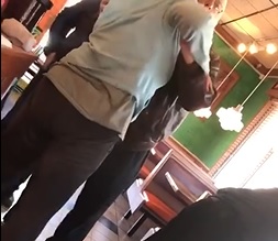 Mujer emite insultos racistas a administrador de restaurante mexicano en Estados Unidos