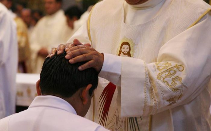 Investigan presunto suicidio: Encuentran muerto a sacerdote acusado de abusos sexuales Investigan presunto suicidio: Encuentran muerto a sacerdote acusado de abusos sexuales