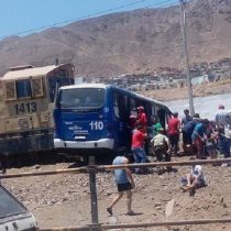 Impactante choque entre imprudente micro y tren deja 14 personas lesionadas en Antofagasta